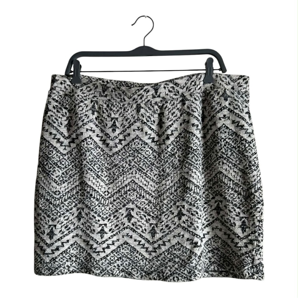 4/$20 Maurices Size 2X Black and White Chevron Mini Skirt